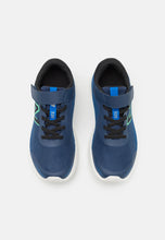 Boy's New Balance 520rg8